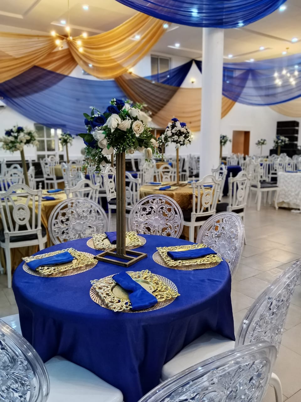 Blue and gold table settings from the SIDMAB events portfolio